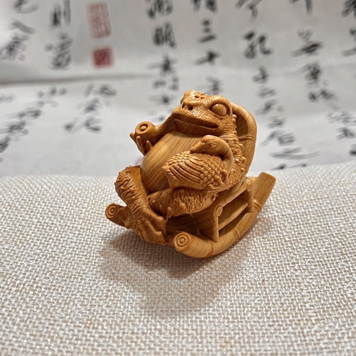 Wood carving buhay tatlong paa toad
